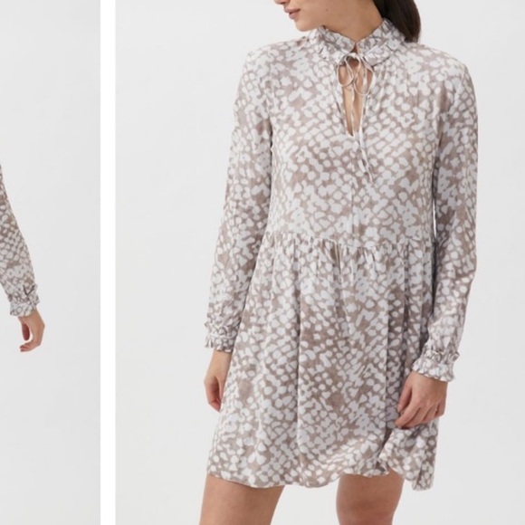 Dress Forum Dresses & Skirts - 🧄 Dress Forum V-Neck Waisted Mini Dress